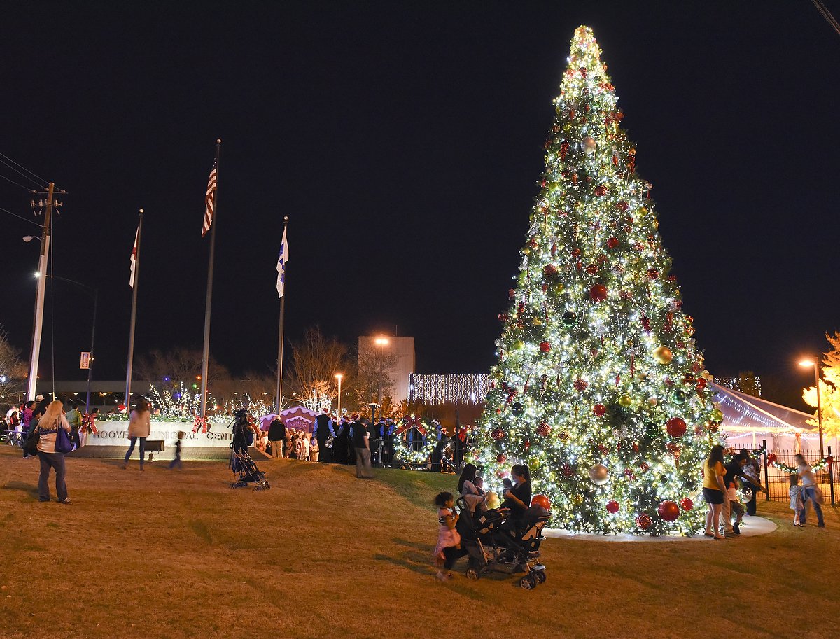 Hoover residents list favorite places to see Christmas lights in city
